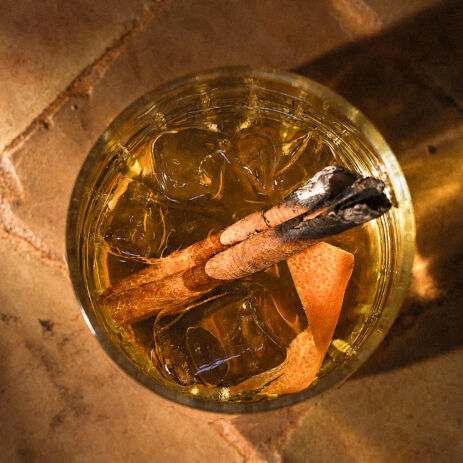 Cocktail sur glace à la cannelle et zeste d'orange, bar d'AZULIK I INLA à Marrakech