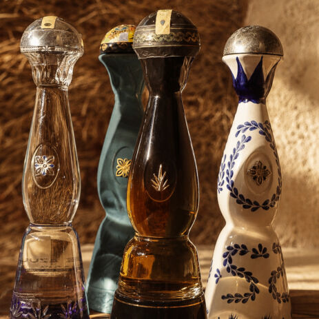 Tequilas premium en flacons de céramique artisanaux, bar d'AZULIK I INLA à Marrakech
