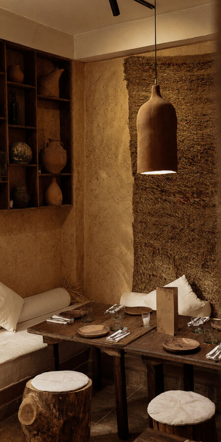 Coin banquette et tables dressées, ambiance chaleureuse chez AZULIK I INLA, Marrakech