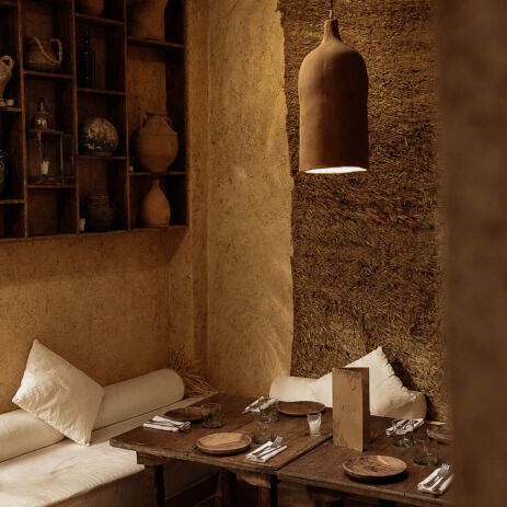 Coin banquette et tables dressées, ambiance chaleureuse chez AZULIK I INLA, Marrakech