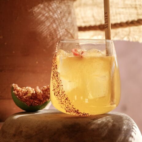 Cocktail jaune à la grenade et bord épicé, terrasse d'AZULIK I INLA à Marrakech